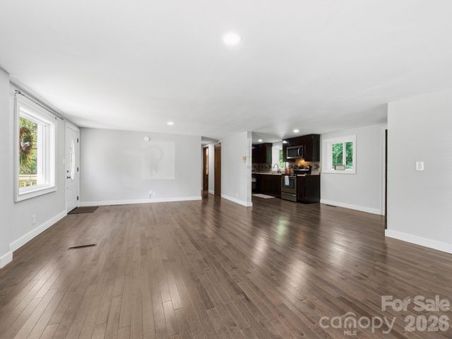 425 Lyndhurst Drive, Hendersonville, NC 28791