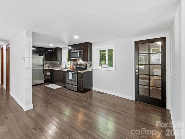 425 Lyndhurst Drive, Hendersonville, NC 28791