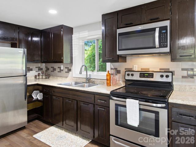 425 Lyndhurst Drive, Hendersonville, NC 28791