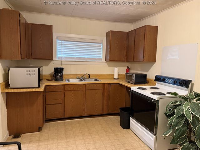 109 Keenan Hill Street, Cedar Grove, WV 25039