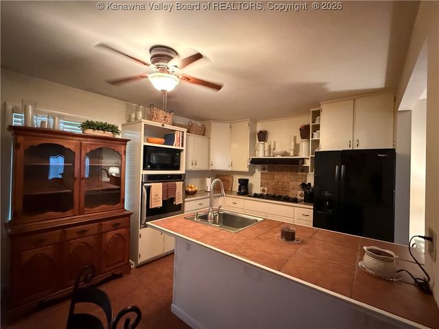 109 Keenan Hill Street, Cedar Grove, WV 25039