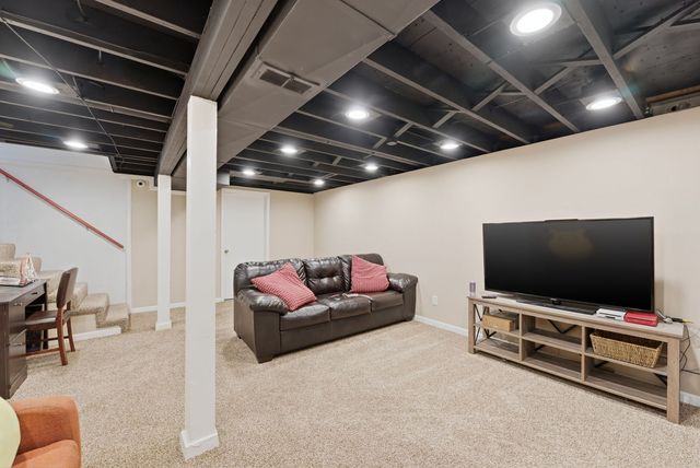 2707 Grove Street, Davenport, IA 52804