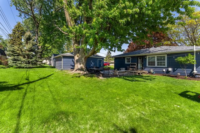 2707 Grove Street, Davenport, IA 52804