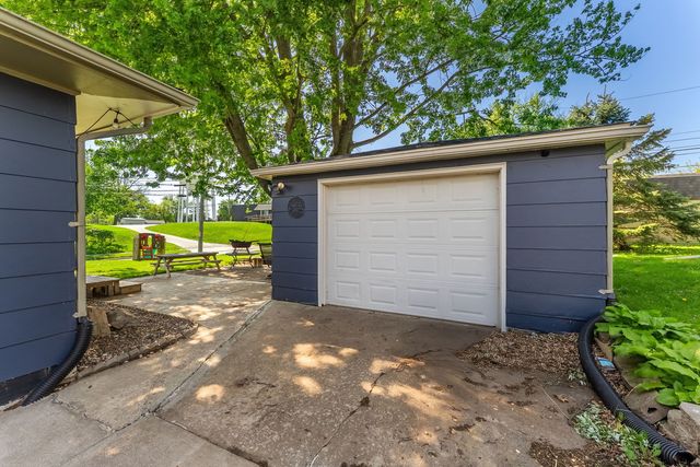 2707 Grove Street, Davenport, IA 52804