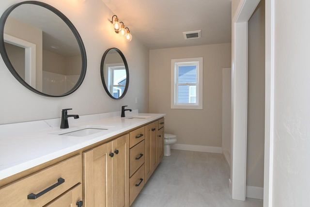 2041 RED FOX LANE, Kaukauna, WI 54130