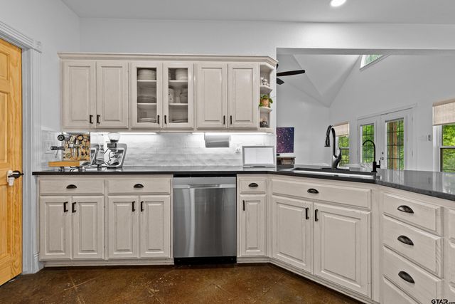 152 Black Hawk Ln, Gilmer, TX 75645