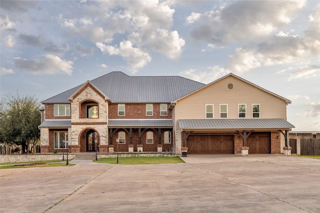 6925 Sky Road, Joshua, TX 76058