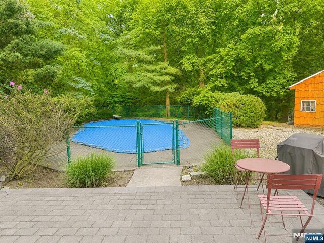 1 Lyons Place, Westwood, NJ 07675