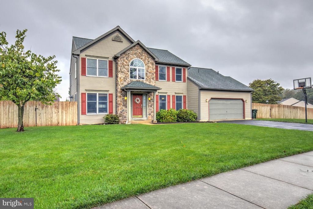 Image 2 of property listing at 154 LARCH LN, Denver, PA 17517
