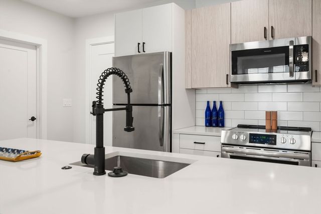 10 Somerset 201, Winthrop, MA 02152