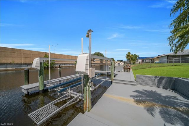 2505 EVEREST PKWY, Cape Coral, FL 33904
