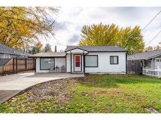 2080 COLLEGE Way, Medford, OR 97504