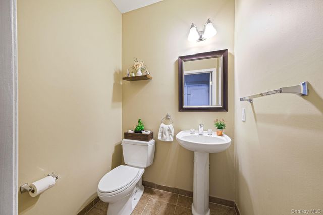 27 Avolet Court, Mount Sinai, NY 11766