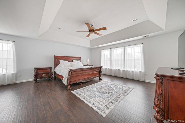 27 Avolet Court, Mount Sinai, NY 11766