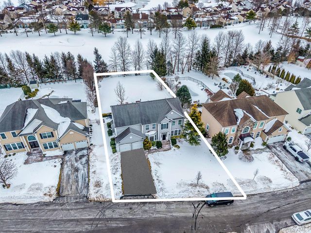 27 Avolet Court, Mount Sinai, NY 11766