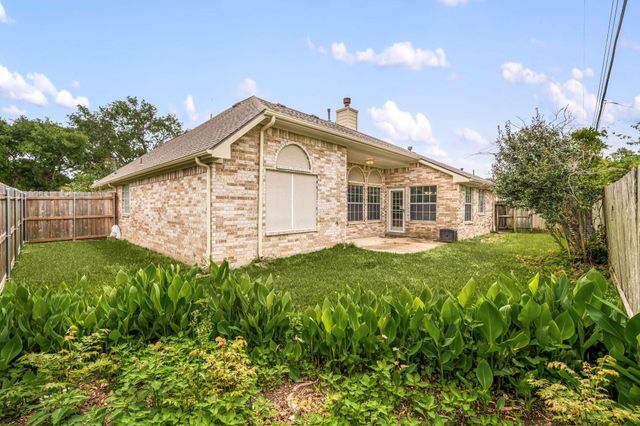 902 W Palmcrest Court, Pearland, TX 77584