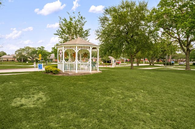 902 W Palmcrest Court, Pearland, TX 77584