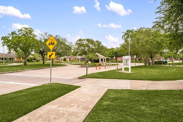 902 W Palmcrest Court, Pearland, TX 77584