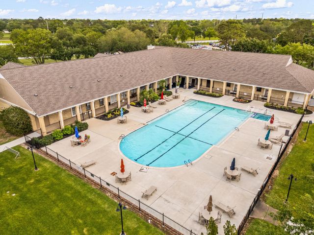 902 W Palmcrest Court, Pearland, TX 77584