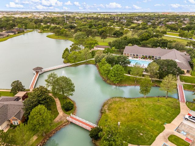902 W Palmcrest Court, Pearland, TX 77584