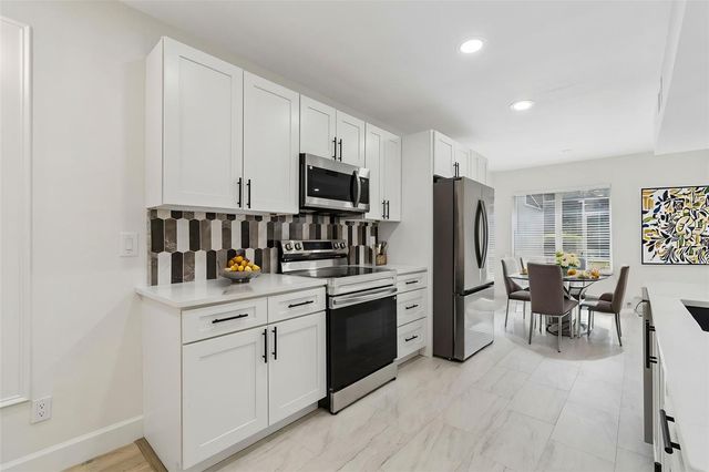13934 CLUBHOUSE CIRCLE 8, Tampa, FL 33618