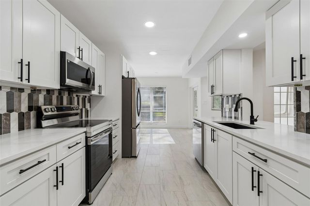13934 CLUBHOUSE CIRCLE 8, Tampa, FL 33618
