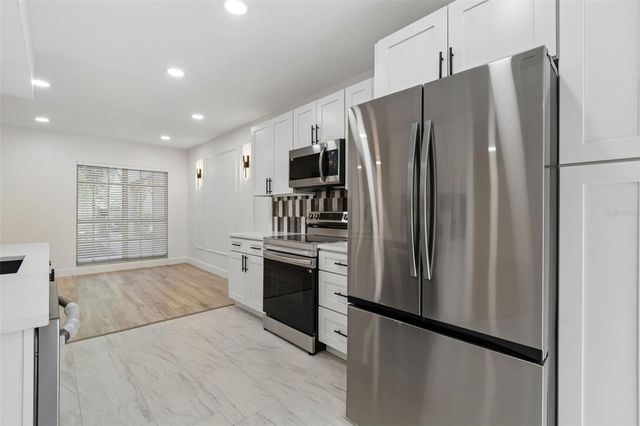 13934 CLUBHOUSE CIRCLE 8, Tampa, FL 33618
