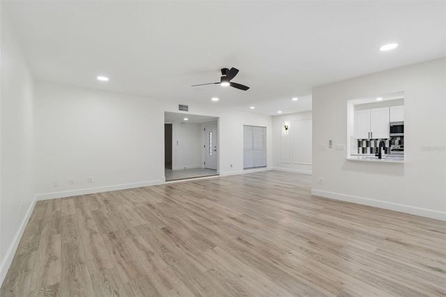 13934 CLUBHOUSE CIRCLE 8, Tampa, FL 33618