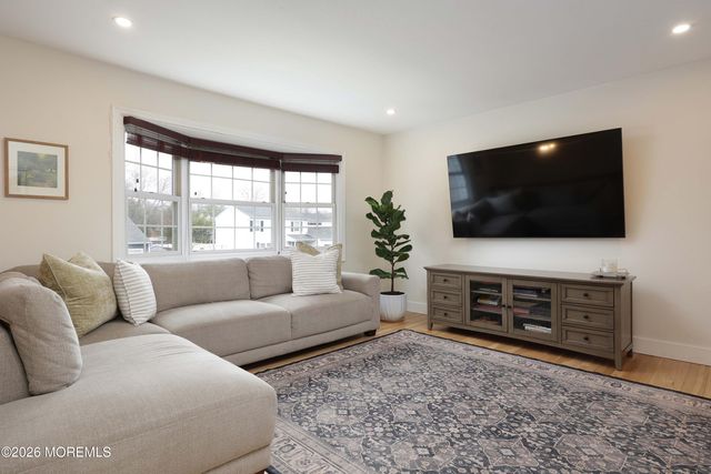 15 Brook Street, Farmingdale, NJ 07727