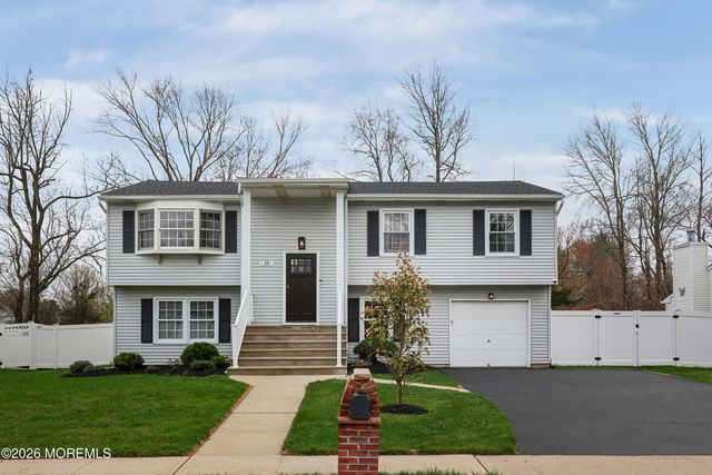 15 Brook Street, Farmingdale, NJ 07727