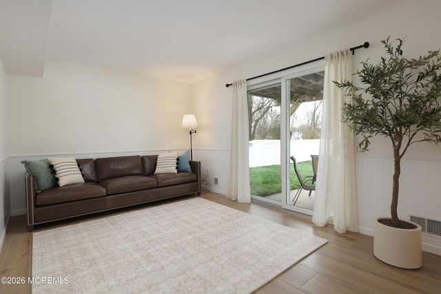 15 Brook Street, Farmingdale, NJ 07727