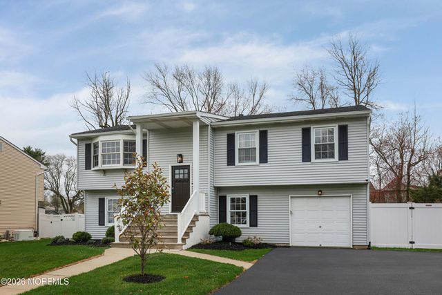 15 Brook Street, Farmingdale, NJ 07727