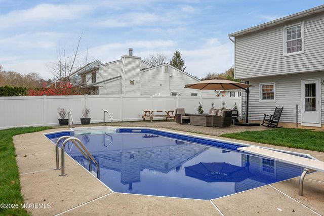 15 Brook Street, Farmingdale, NJ 07727