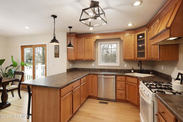 15 Brook Street, Farmingdale, NJ 07727