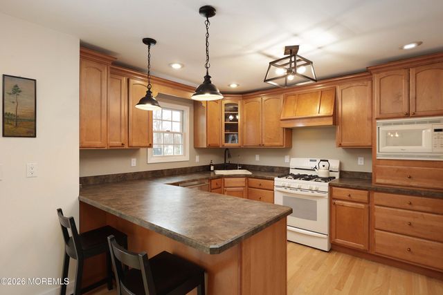 15 Brook Street, Farmingdale, NJ 07727