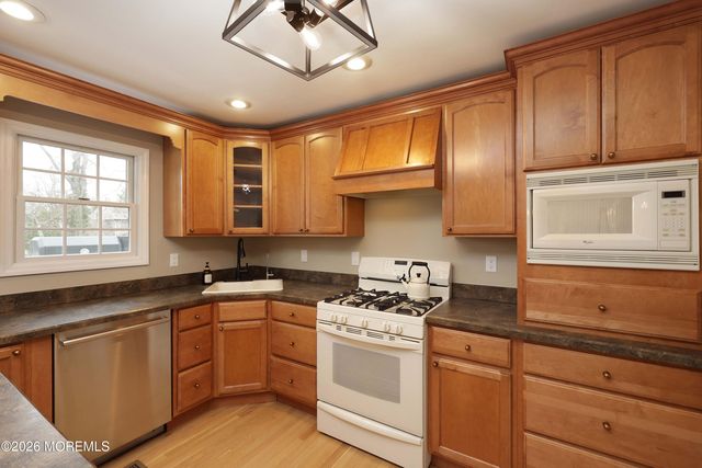 15 Brook Street, Farmingdale, NJ 07727