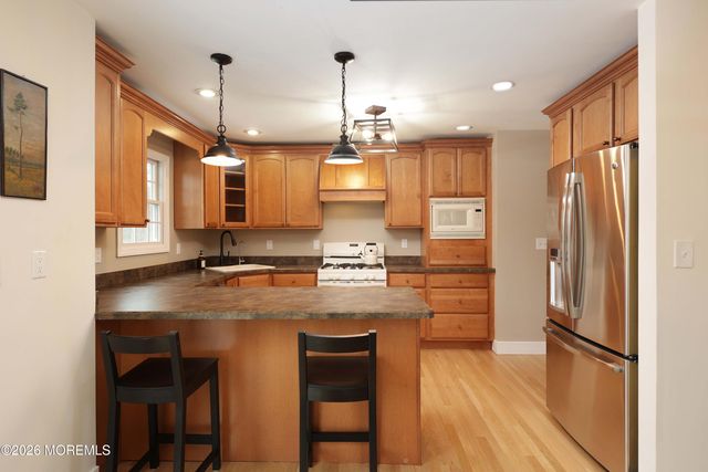 15 Brook Street, Farmingdale, NJ 07727