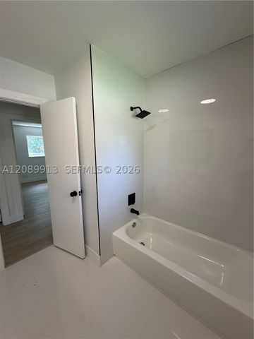 7220 NW 7th St, Plantation, FL 33317
