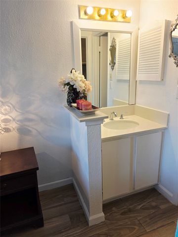 6200 W Tidwell Road 1702, Houston, TX 77092