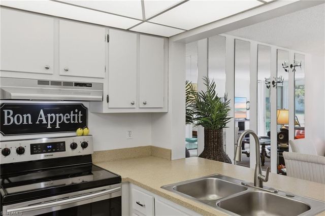 1086 Forest Lakes DR 106, Naples, FL 34105