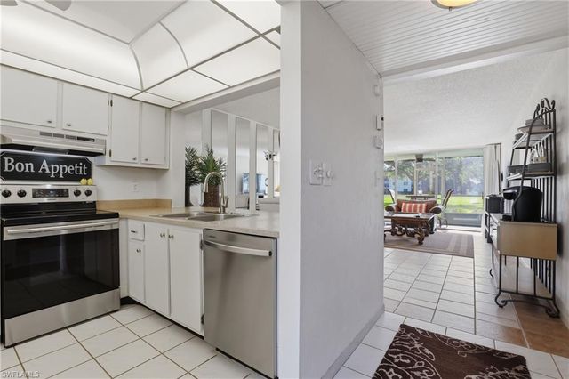 1086 Forest Lakes DR 106, Naples, FL 34105