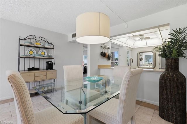 1086 Forest Lakes DR 106, Naples, FL 34105