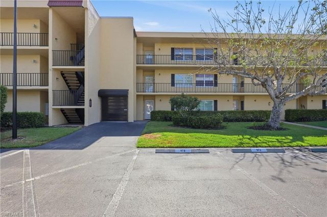 1086 Forest Lakes DR 106, Naples, FL 34105