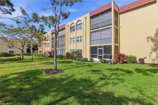1086 Forest Lakes DR 106, Naples, FL 34105