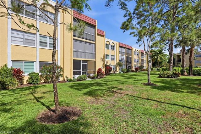 1086 Forest Lakes DR 106, Naples, FL 34105