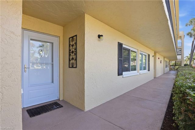 1086 Forest Lakes DR 106, Naples, FL 34105