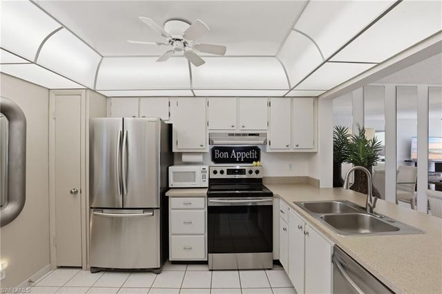 1086 Forest Lakes DR 106, Naples, FL 34105