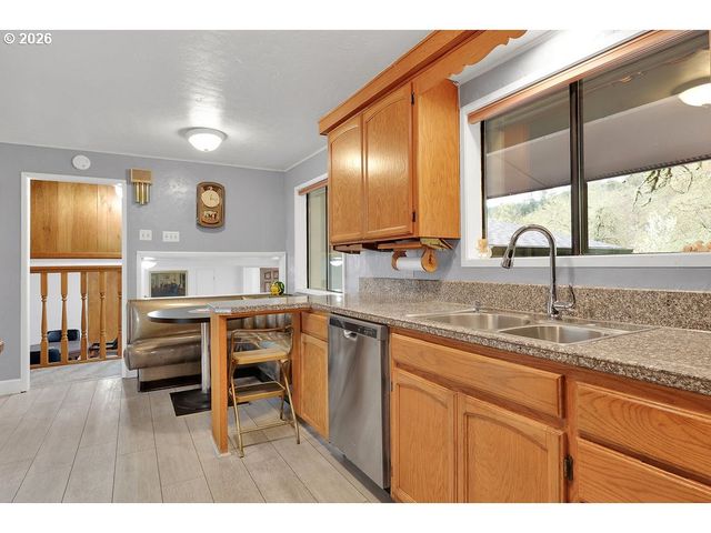 85183 CHEZEM Rd, Eugene, OR 97405