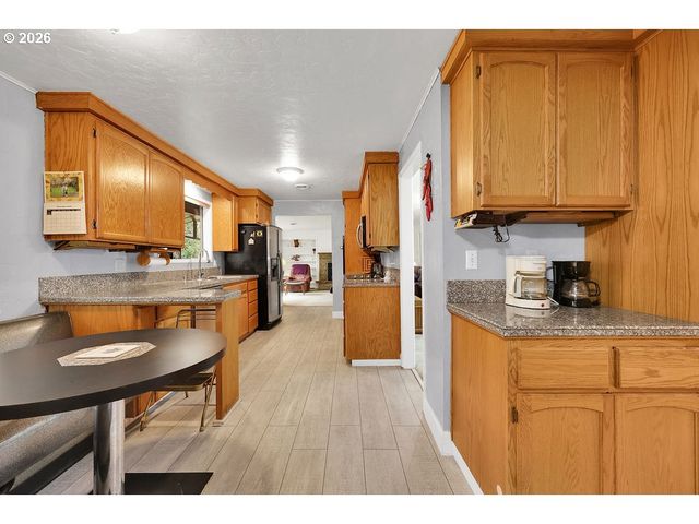 85183 CHEZEM Rd, Eugene, OR 97405