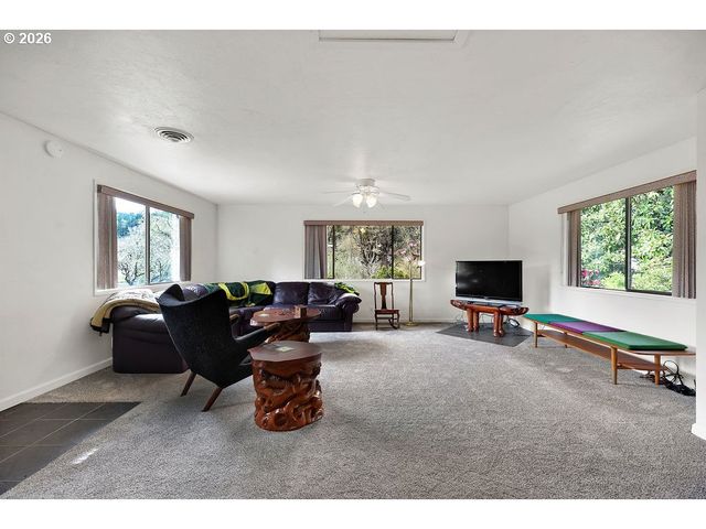 85183 CHEZEM Rd, Eugene, OR 97405